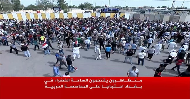العبادي يدعو المتظاهرين للسلمية بعد اقتحامهم البرلمان