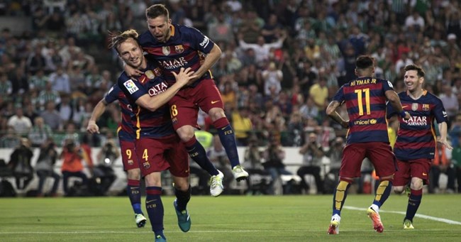 صراع الليغا يحتدم برشلونة يتشبث وأتلتيكو يزاحم