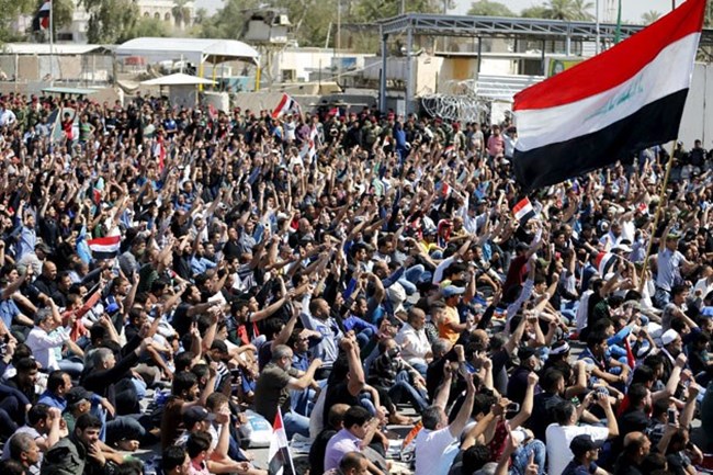 العراق 33 قتيلا في الجنوب والآلاف يتظاهرون في المنطقة الخضراء