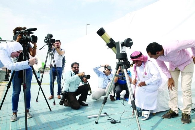 الإمارات تشارك العالم رصد عبور كوكب عطارد أمام الشمس