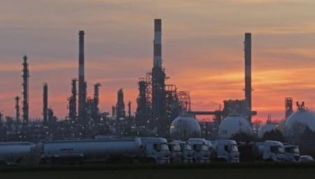 النفط يقفز بدعم تعطيلات الإنتاج في كندا ونيجيريا