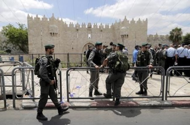 فلسطيني يقدم على طعن شرطي اسرائيلي فيرد الشرطي بإطلاق رصاصة على الأول