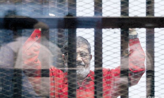 مرسي يمتثل أمام العدالة بزي الاعدام