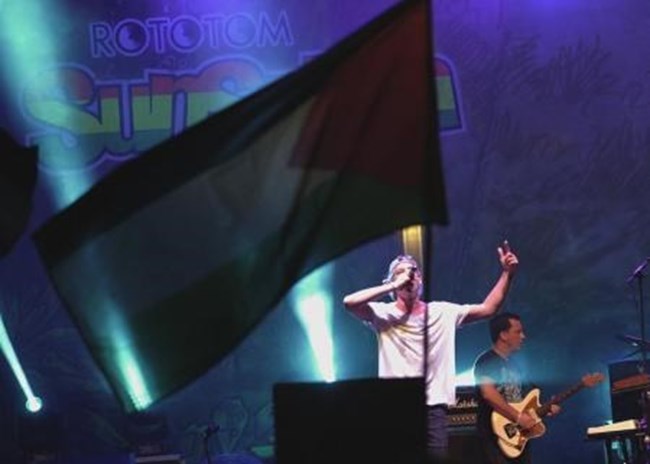 اعلام فلسطينية واداء لموسيقي يهودي