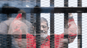 مرسي يمتثل أمام العدالة بزي الاعدام